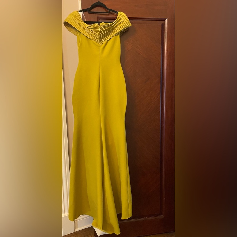 Elegant Peridot Evening Dress - Picture 5 of 5